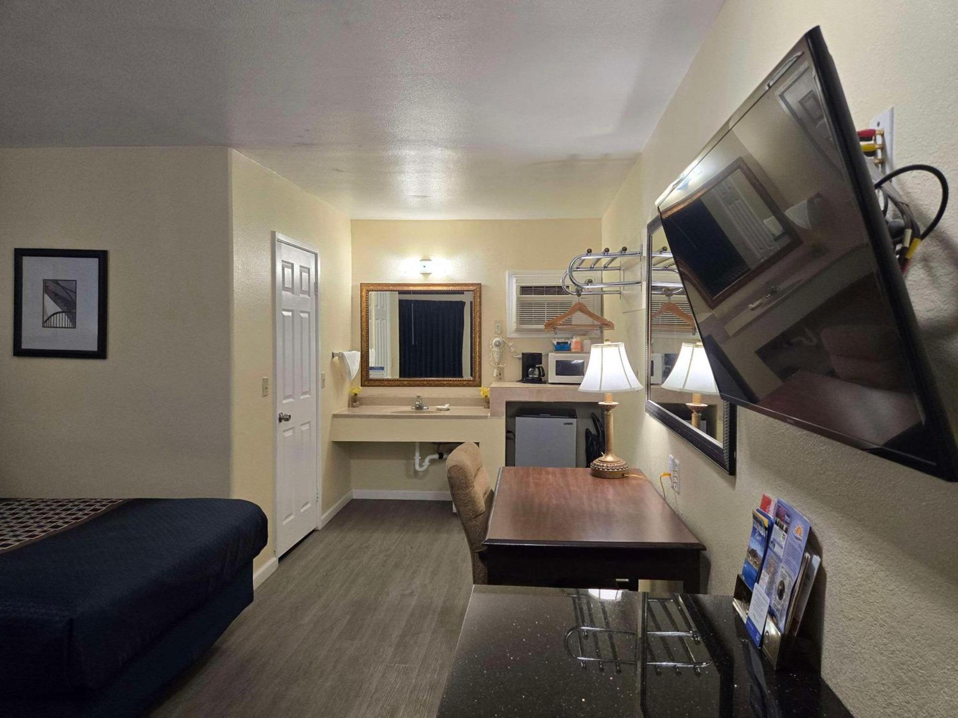 Rodeway Inn & Suites Blythe I-10 photo 12