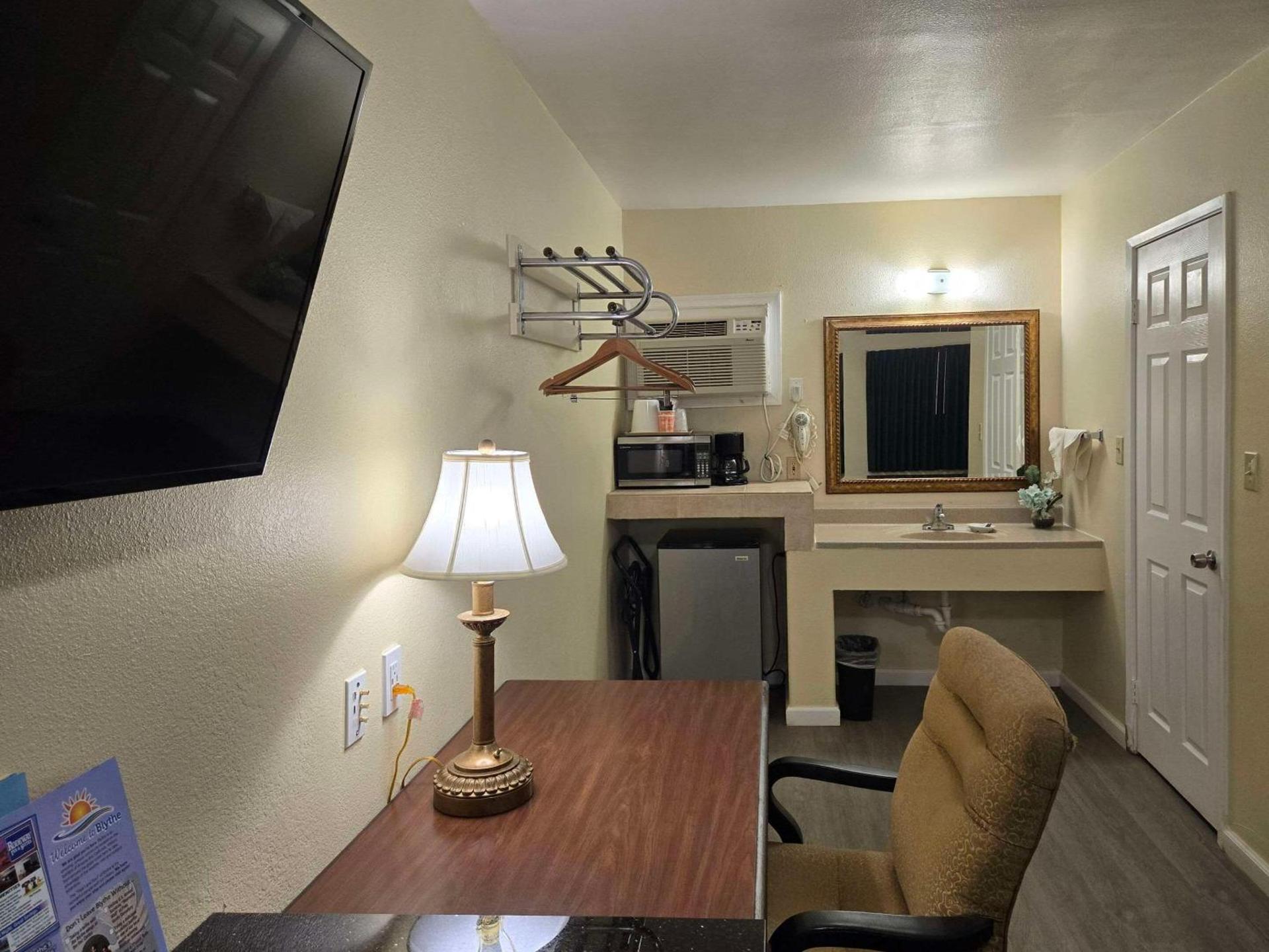 Rodeway Inn & Suites Blythe I-10 photo 24