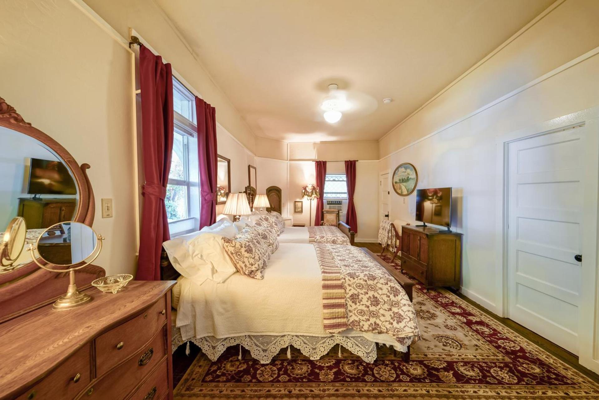 Weaverville Hotel photo 64