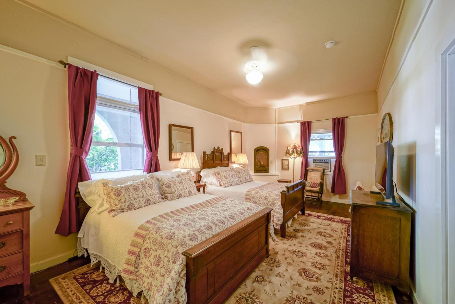 Weaverville Hotel photo 2