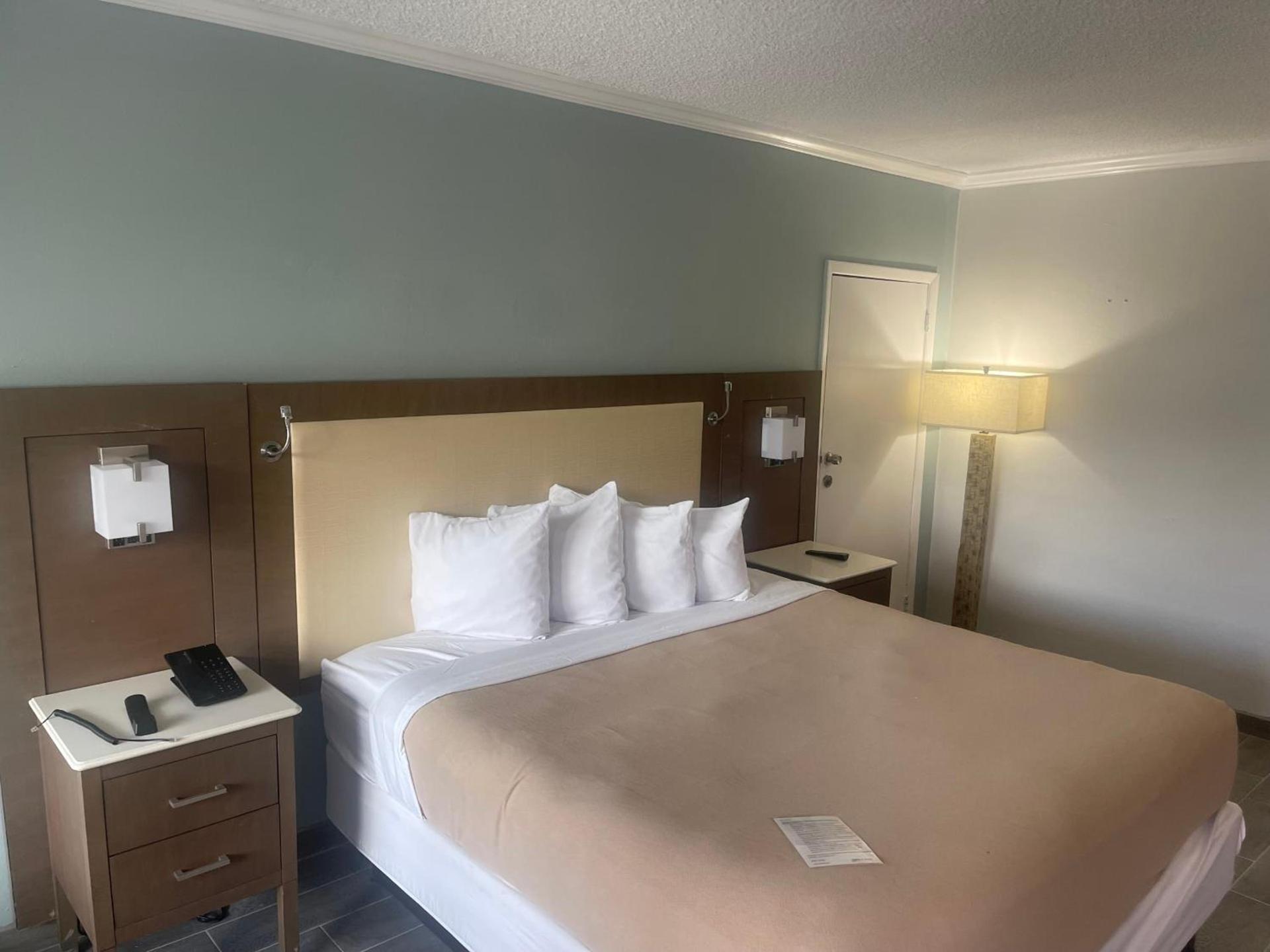 Rodeway Inn photo 24