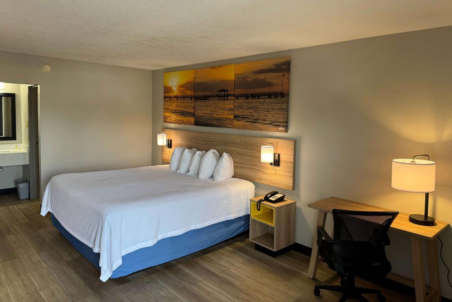 Days Inn by Wyndham Crystal River photo 3