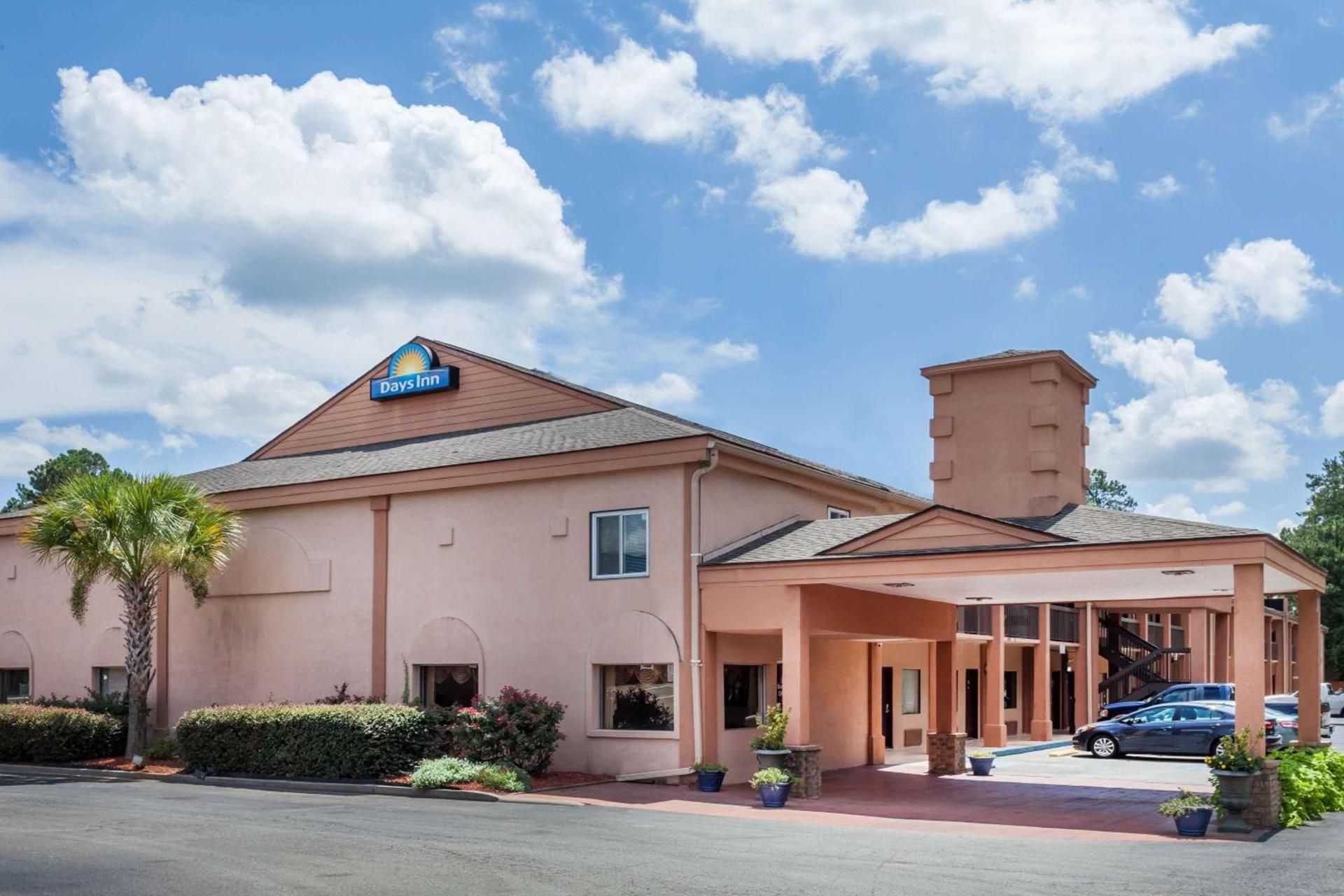 Days Inn by Wyndham Columbia photo 1