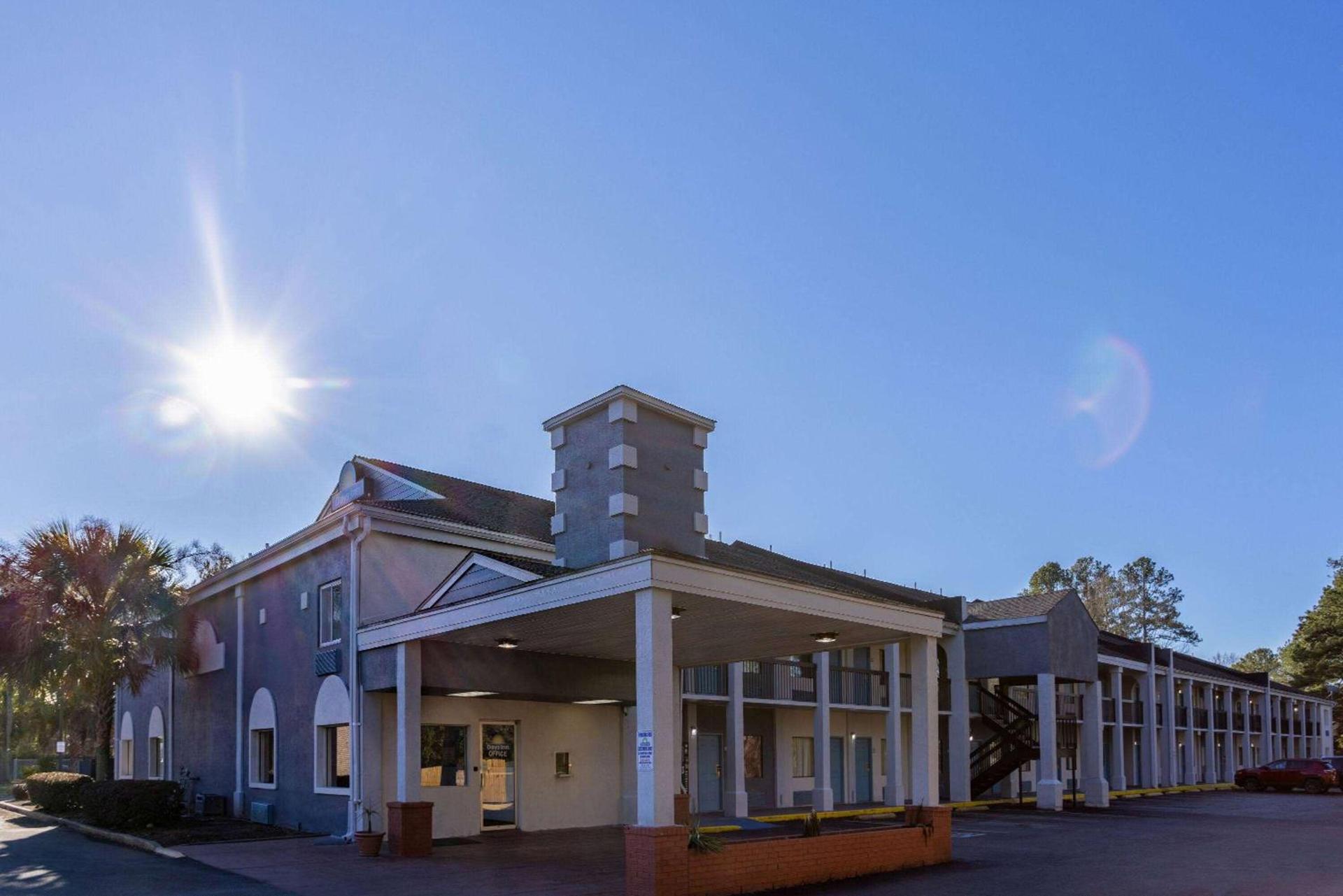 Days Inn by Wyndham Columbia photo 3