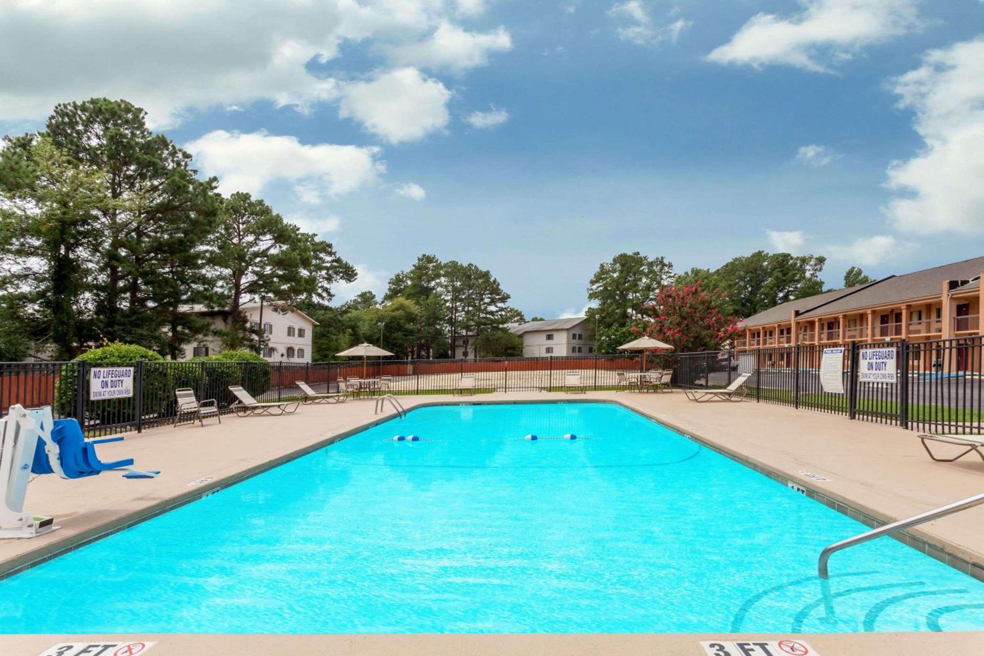Days Inn by Wyndham Columbia photo 11