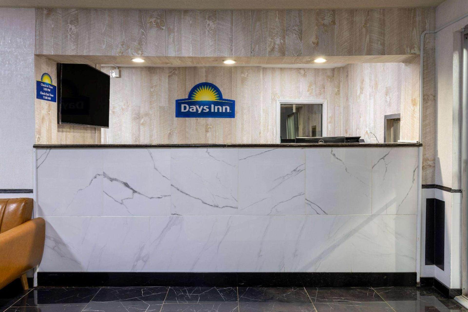 Days Inn by Wyndham Columbia photo 10