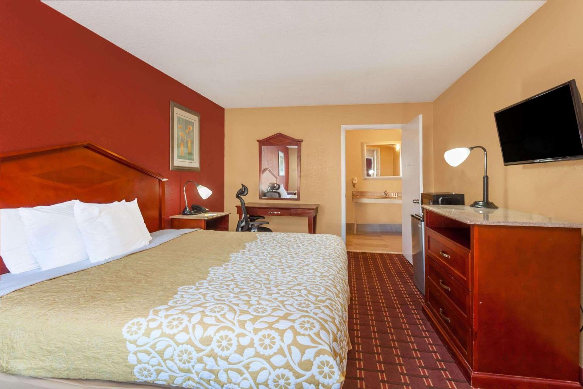 Days Inn by Wyndham Columbia photo 16