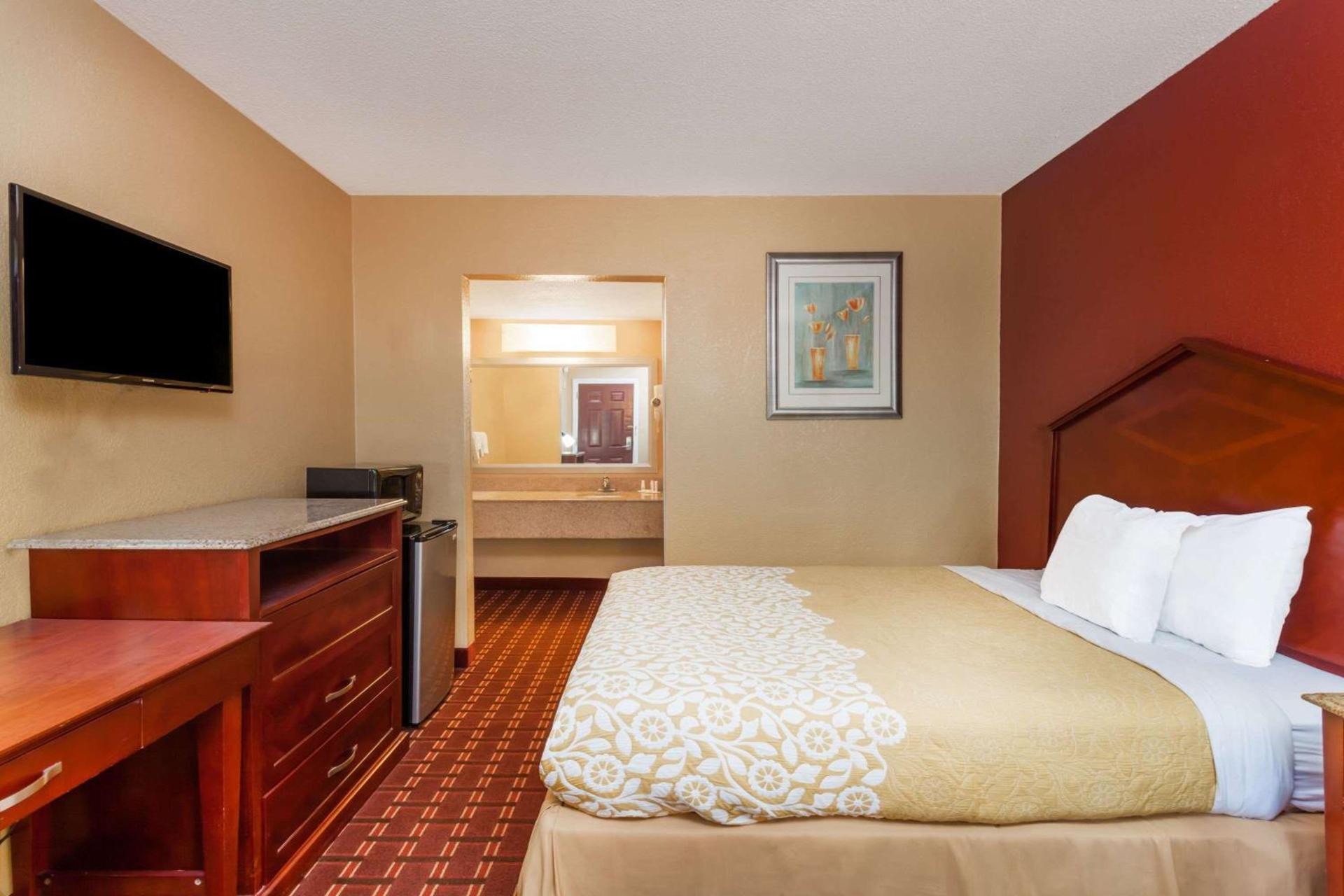 Days Inn by Wyndham Columbia photo 18
