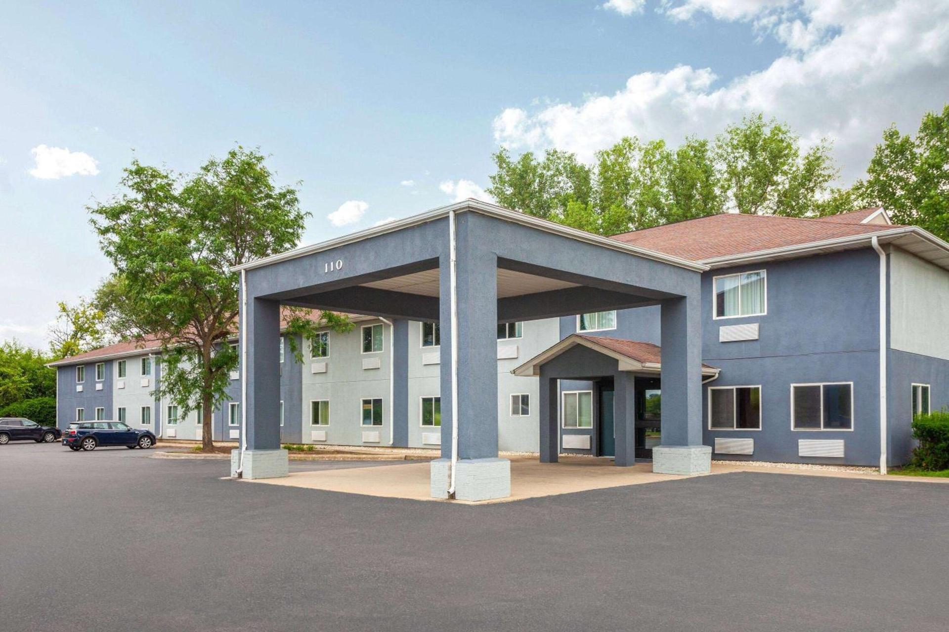 Super 8 by Wyndham McHenry Fox Lake Area photo 1