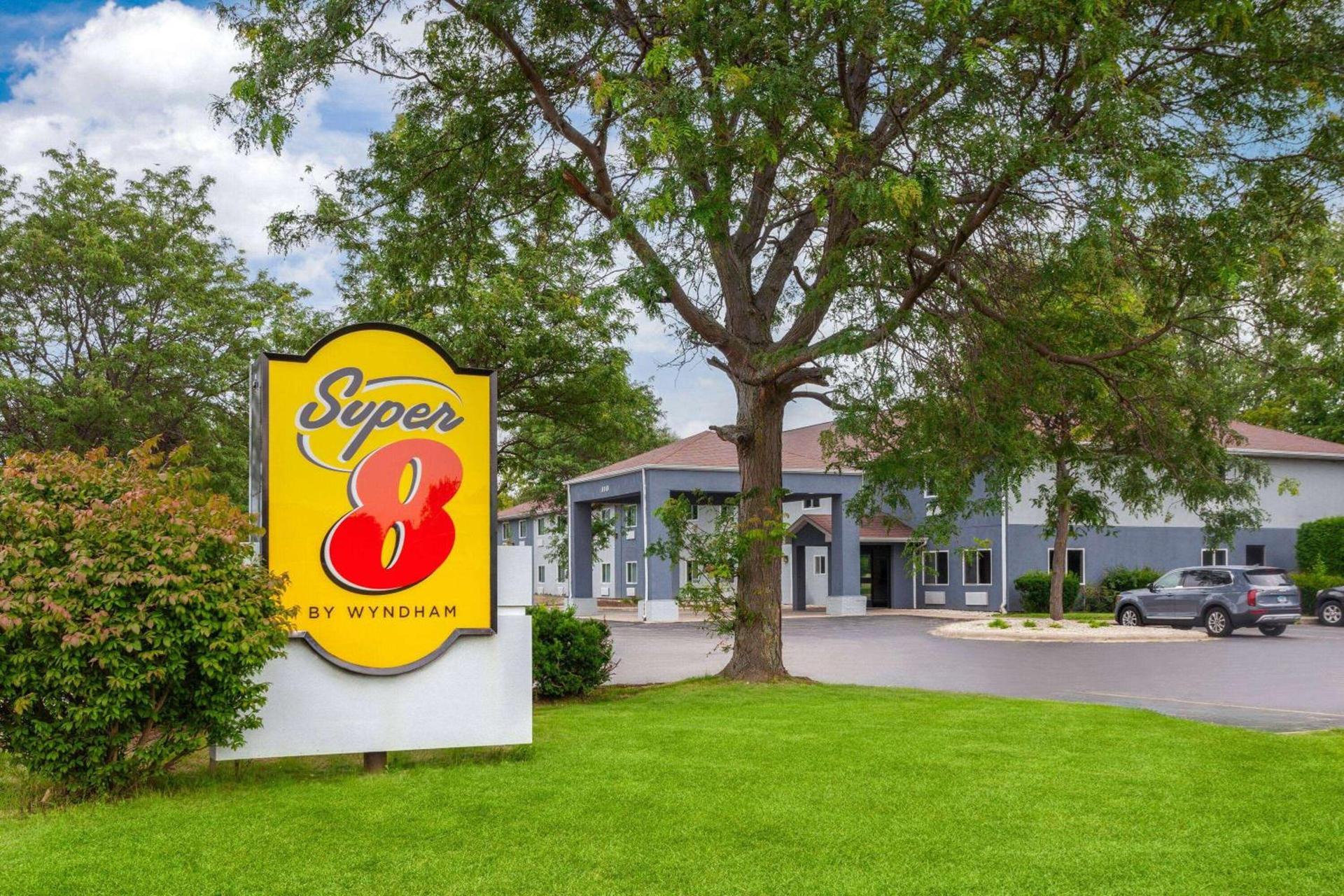 Super 8 by Wyndham McHenry Fox Lake Area photo 2