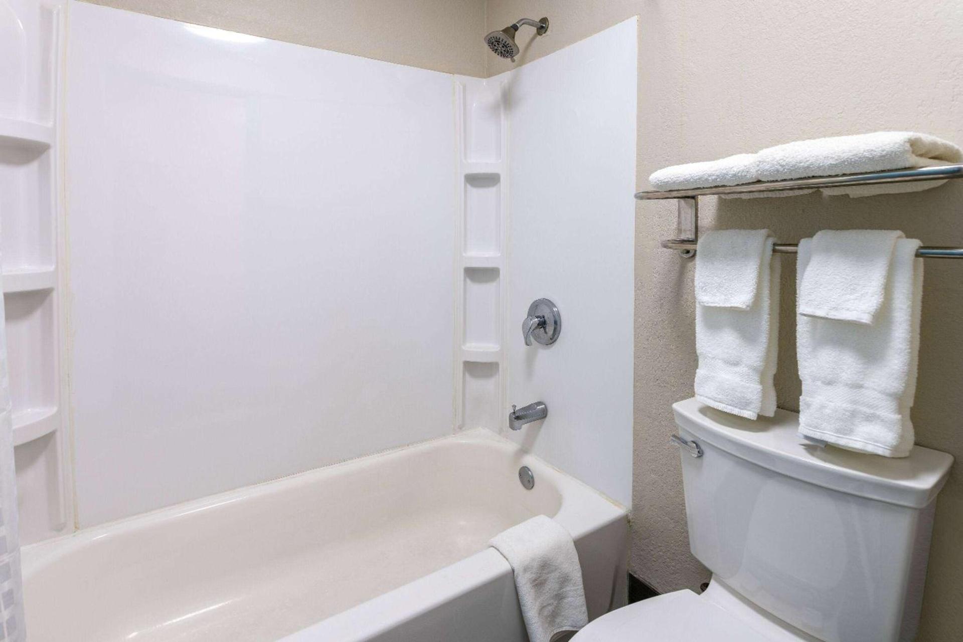 Days Inn by Wyndham Columbia photo 21