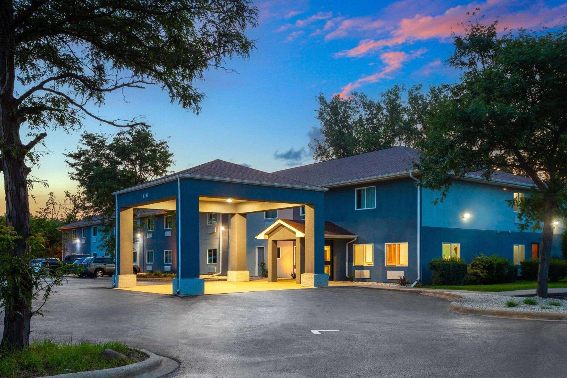 Super 8 by Wyndham McHenry Fox Lake Area photo 3