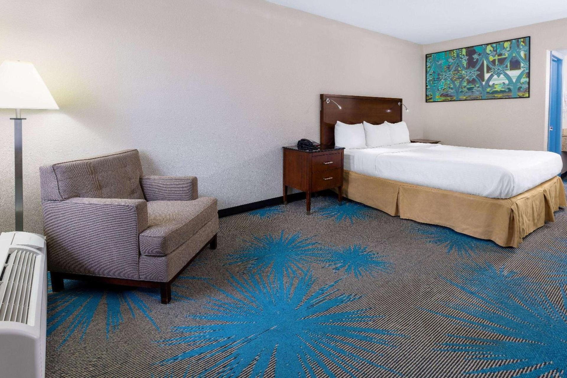 Days Inn by Wyndham Columbia photo 27