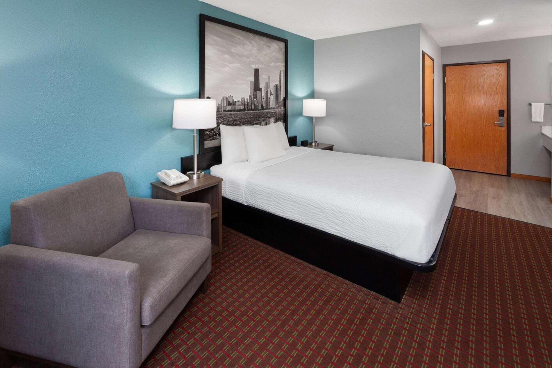 Super 8 by Wyndham McHenry Fox Lake Area photo 8