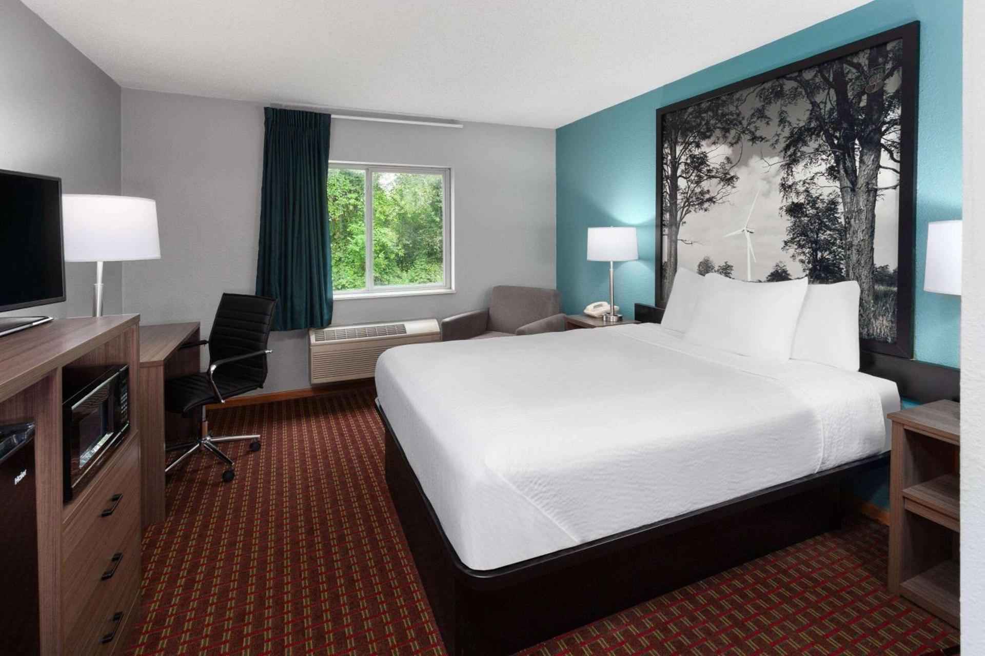 Super 8 by Wyndham McHenry Fox Lake Area photo 9
