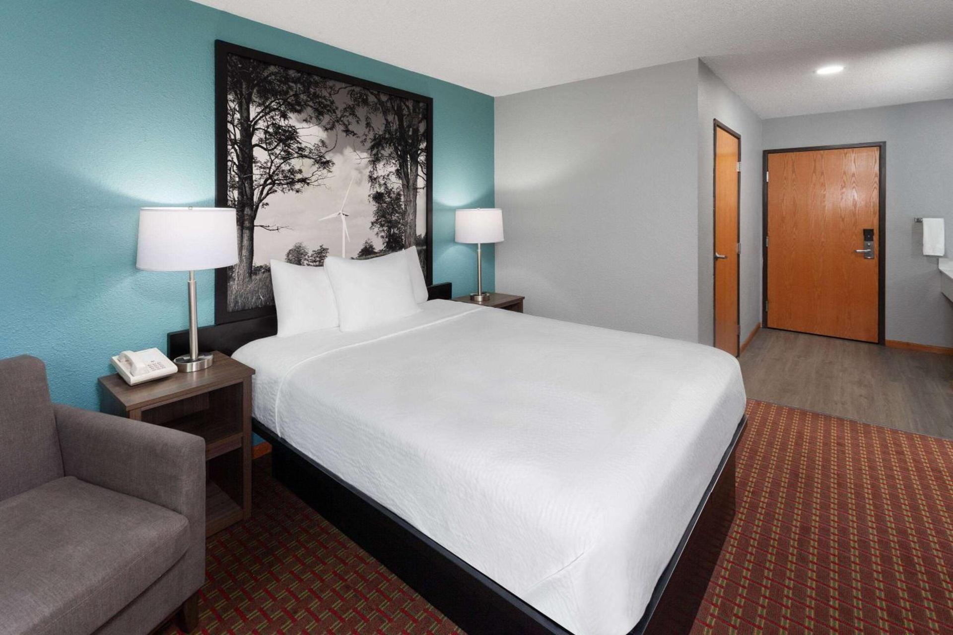 Super 8 by Wyndham McHenry Fox Lake Area photo 10