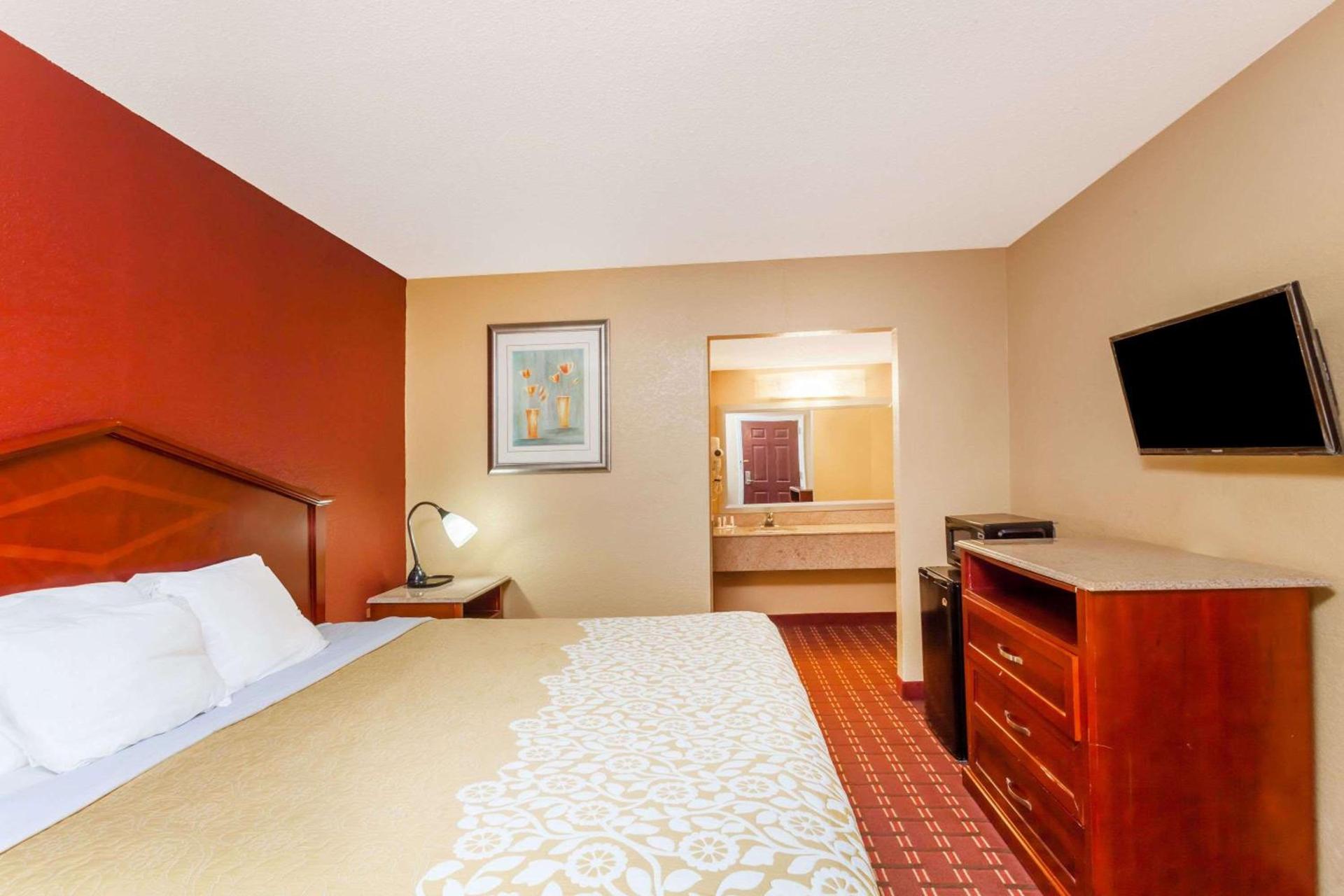 Days Inn by Wyndham Columbia photo 31