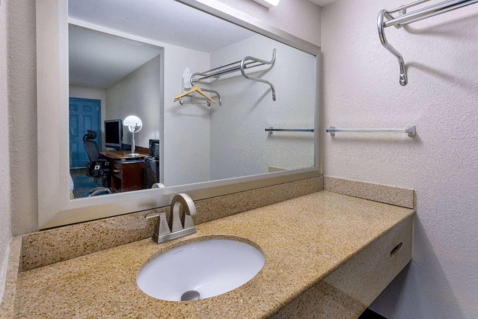 Days Inn by Wyndham Columbia photo 30