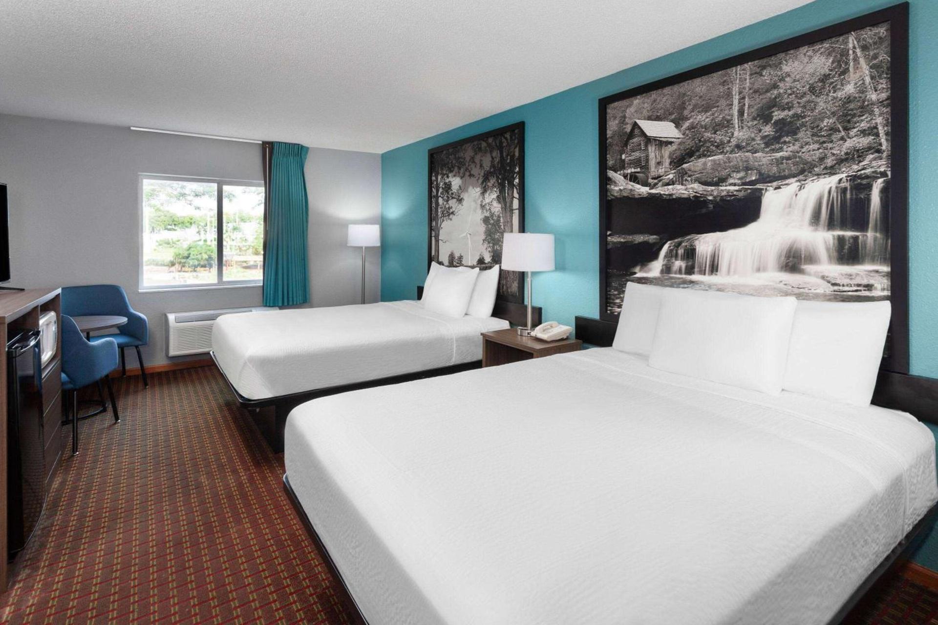 Super 8 by Wyndham McHenry Fox Lake Area photo 12