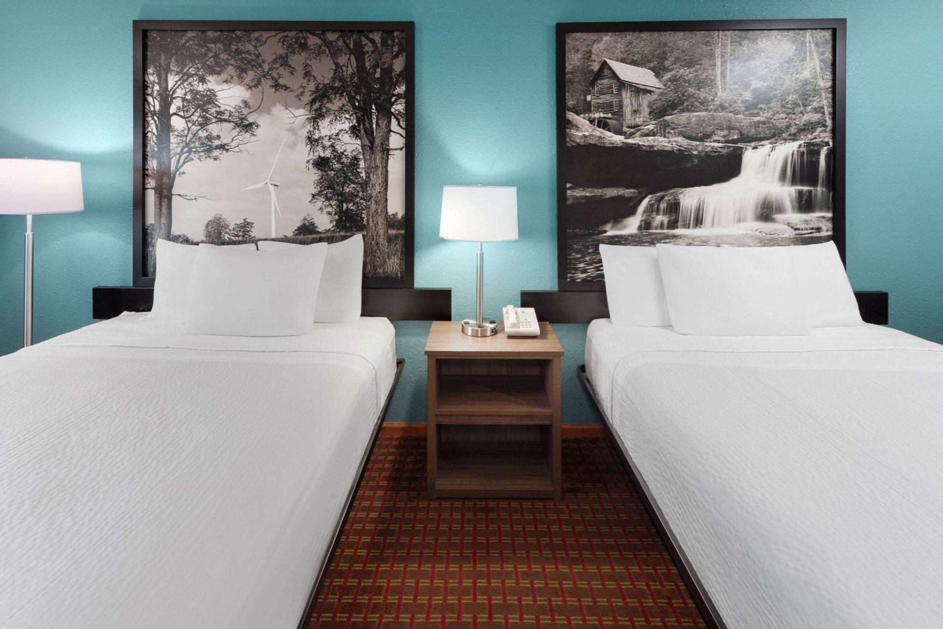 Super 8 by Wyndham McHenry Fox Lake Area photo 13