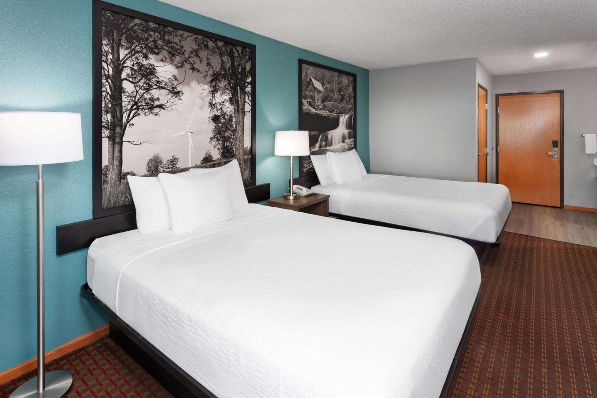 Super 8 by Wyndham McHenry Fox Lake Area photo 14