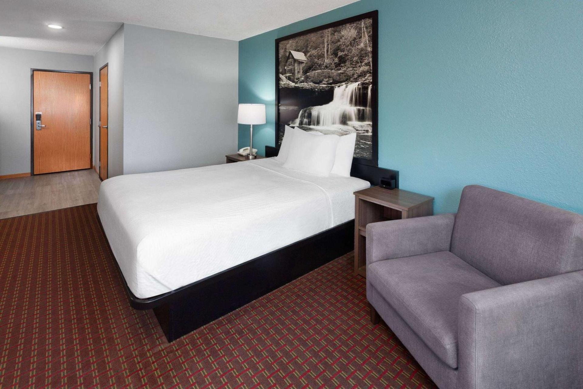Super 8 by Wyndham McHenry Fox Lake Area photo 16