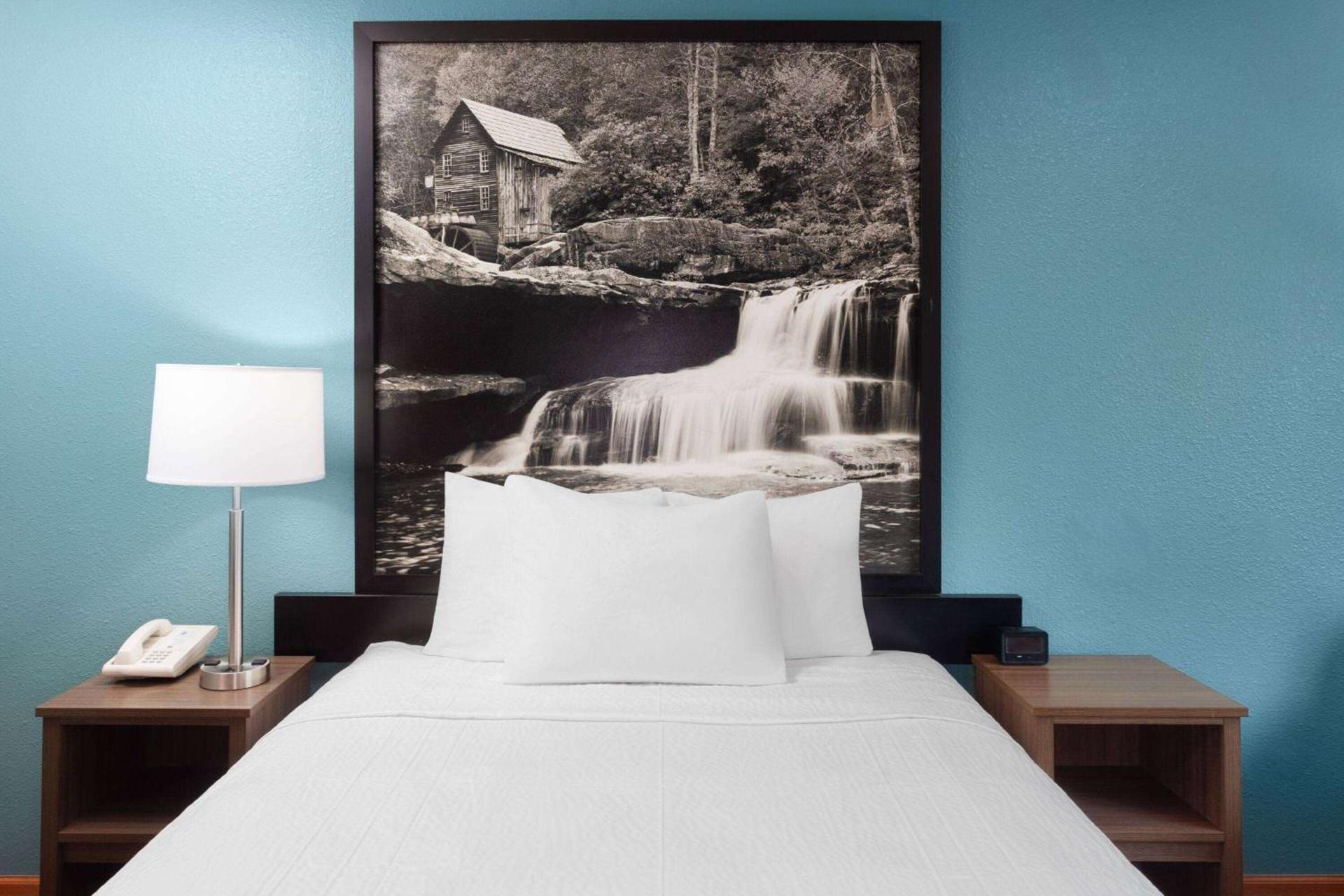 Super 8 by Wyndham McHenry Fox Lake Area photo 17