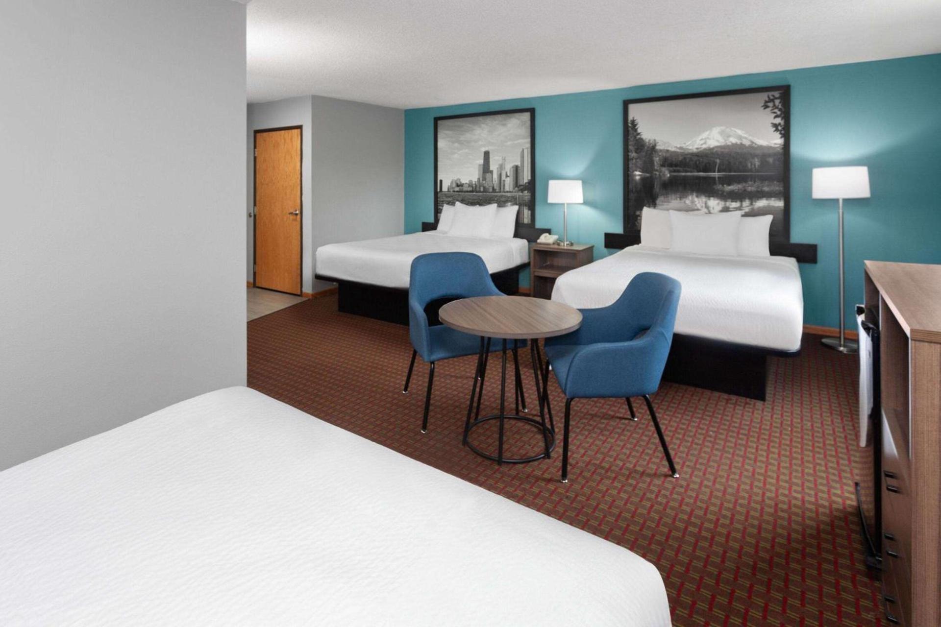 Super 8 by Wyndham McHenry Fox Lake Area photo 19