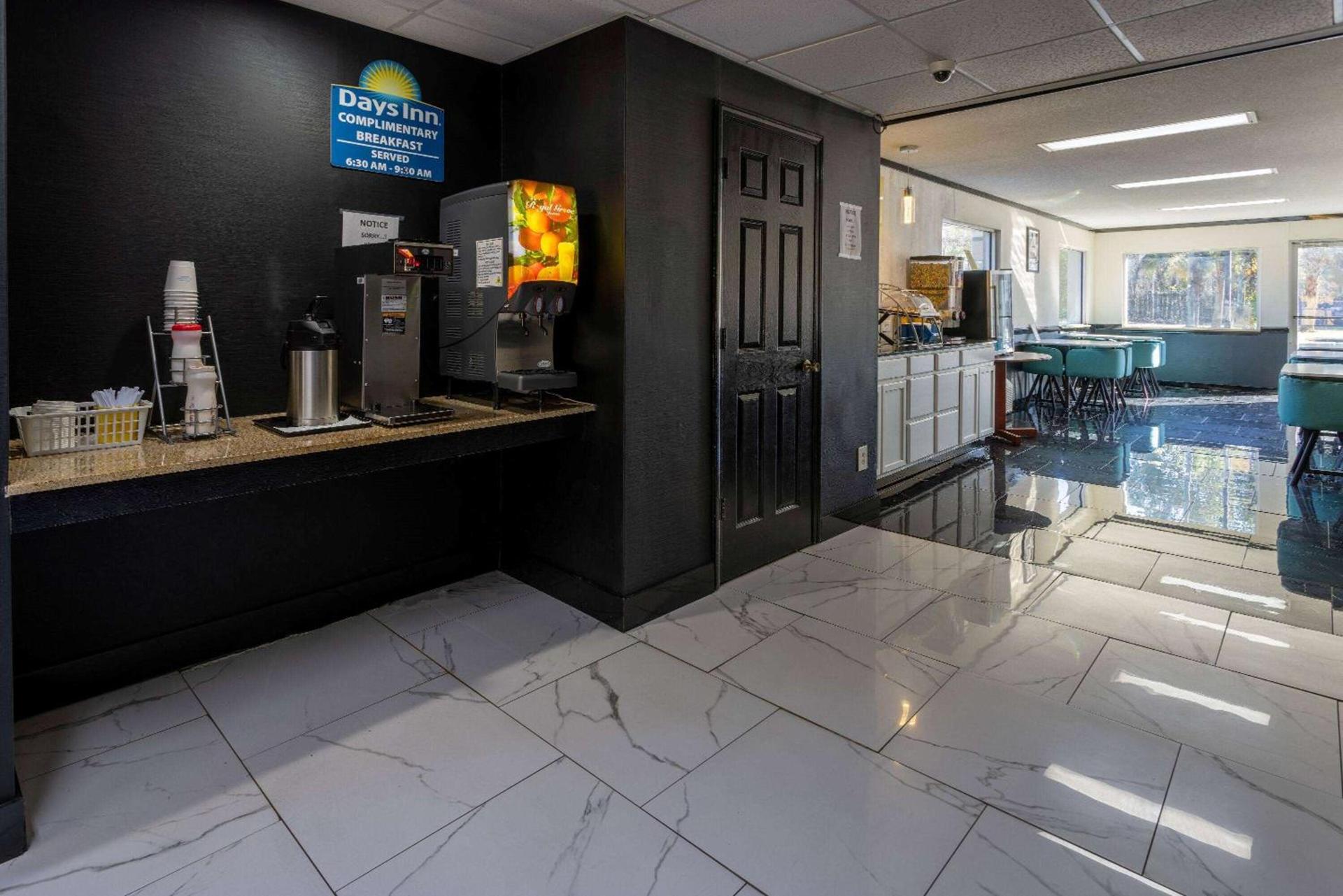 Days Inn by Wyndham Columbia photo 40