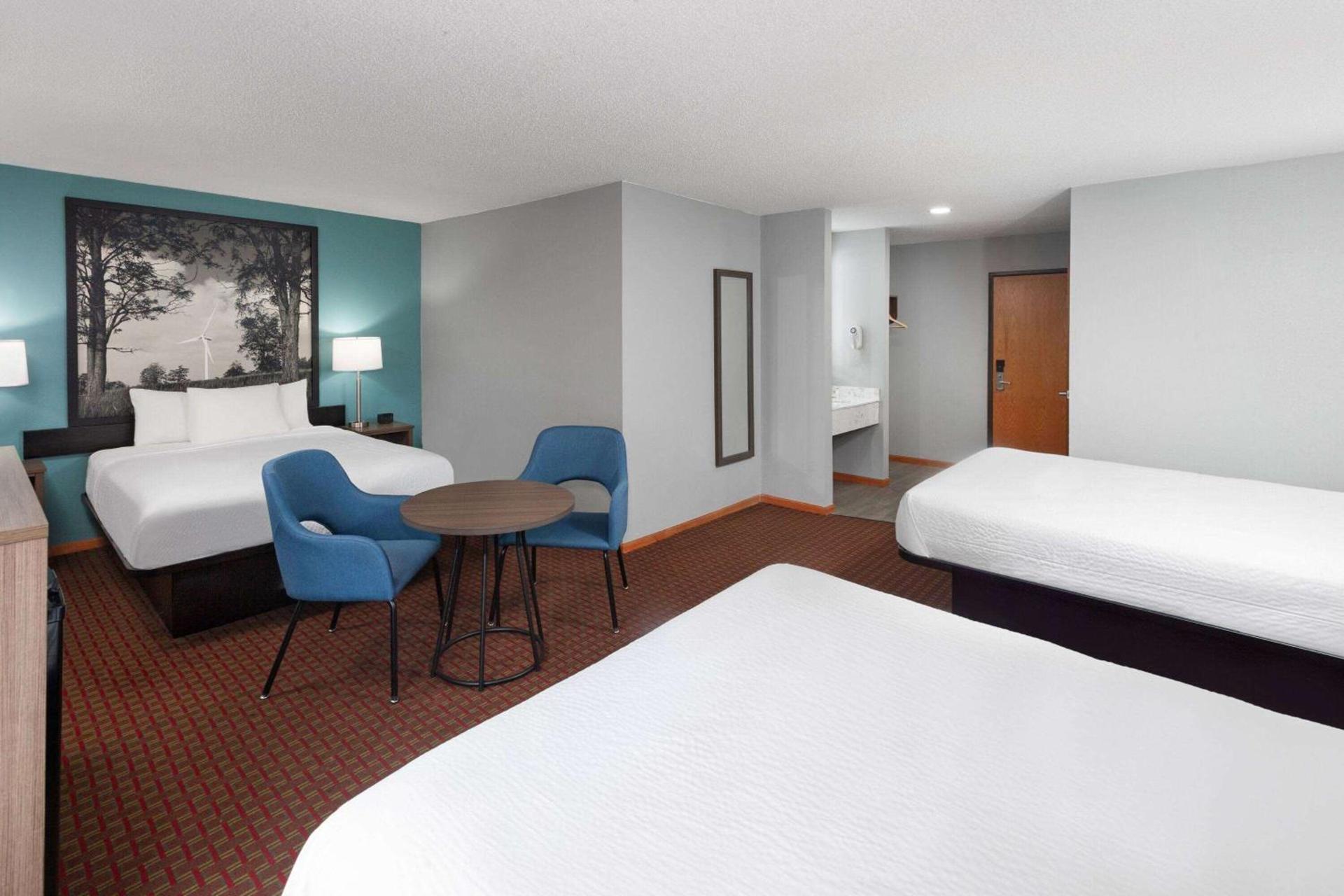 Super 8 by Wyndham McHenry Fox Lake Area photo 20