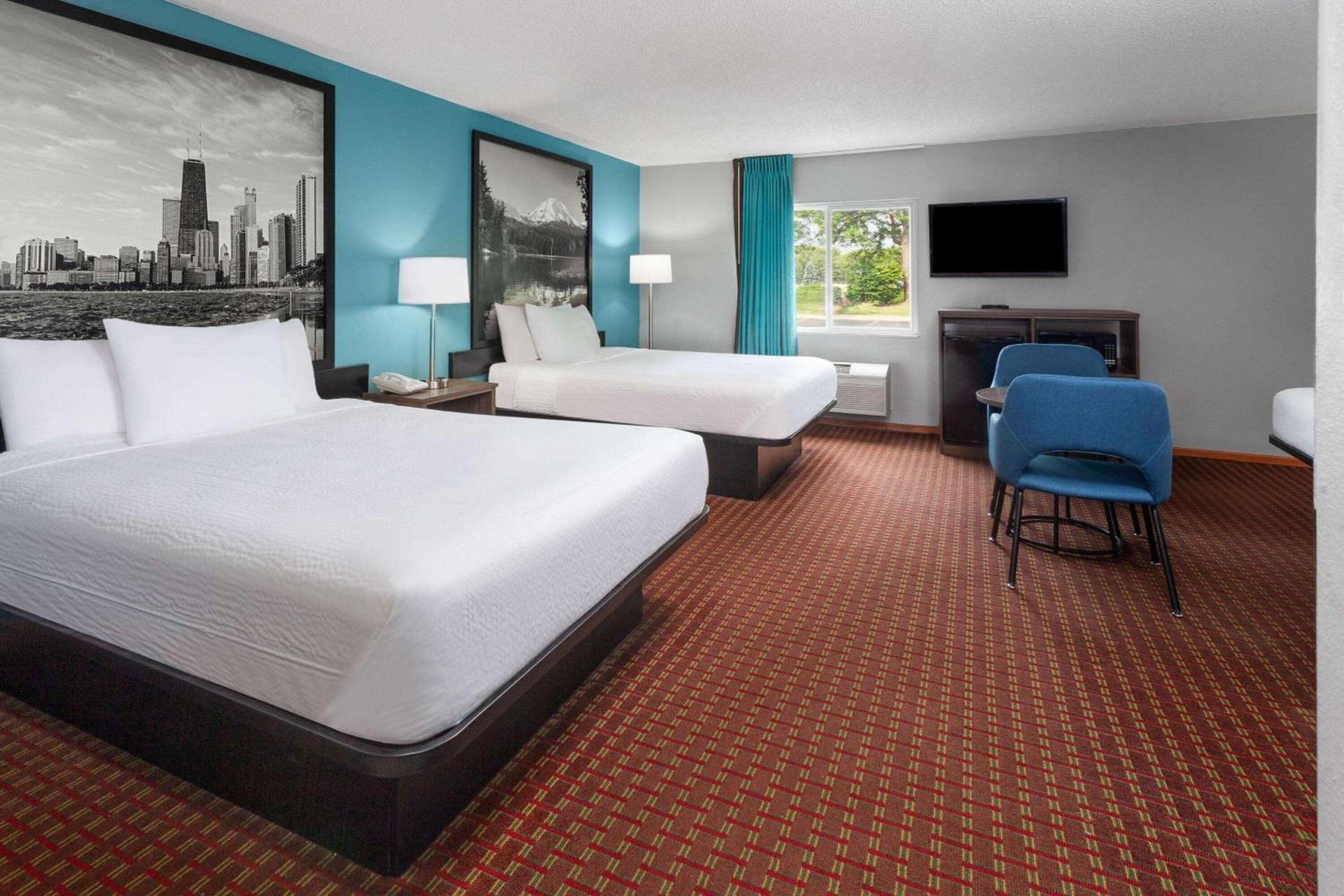 Super 8 by Wyndham McHenry Fox Lake Area photo 21