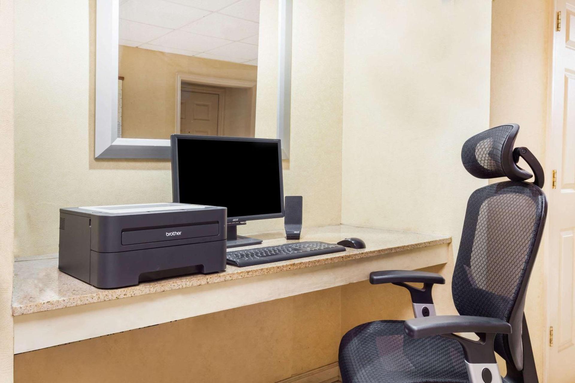 Days Inn by Wyndham Columbia photo 41