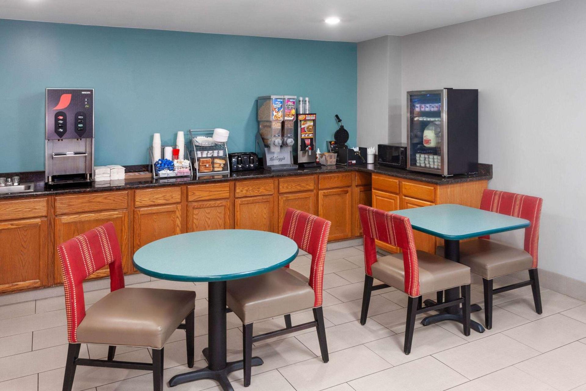 Super 8 by Wyndham McHenry Fox Lake Area photo 24