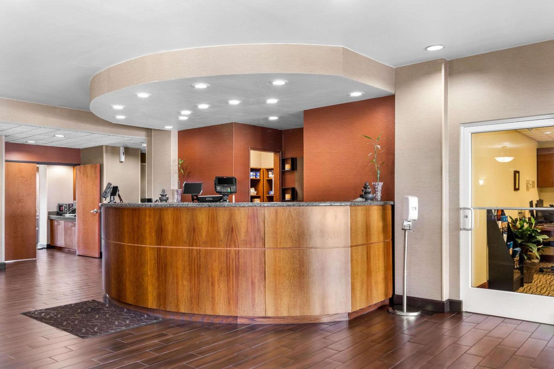 Comfort Suites photo 9