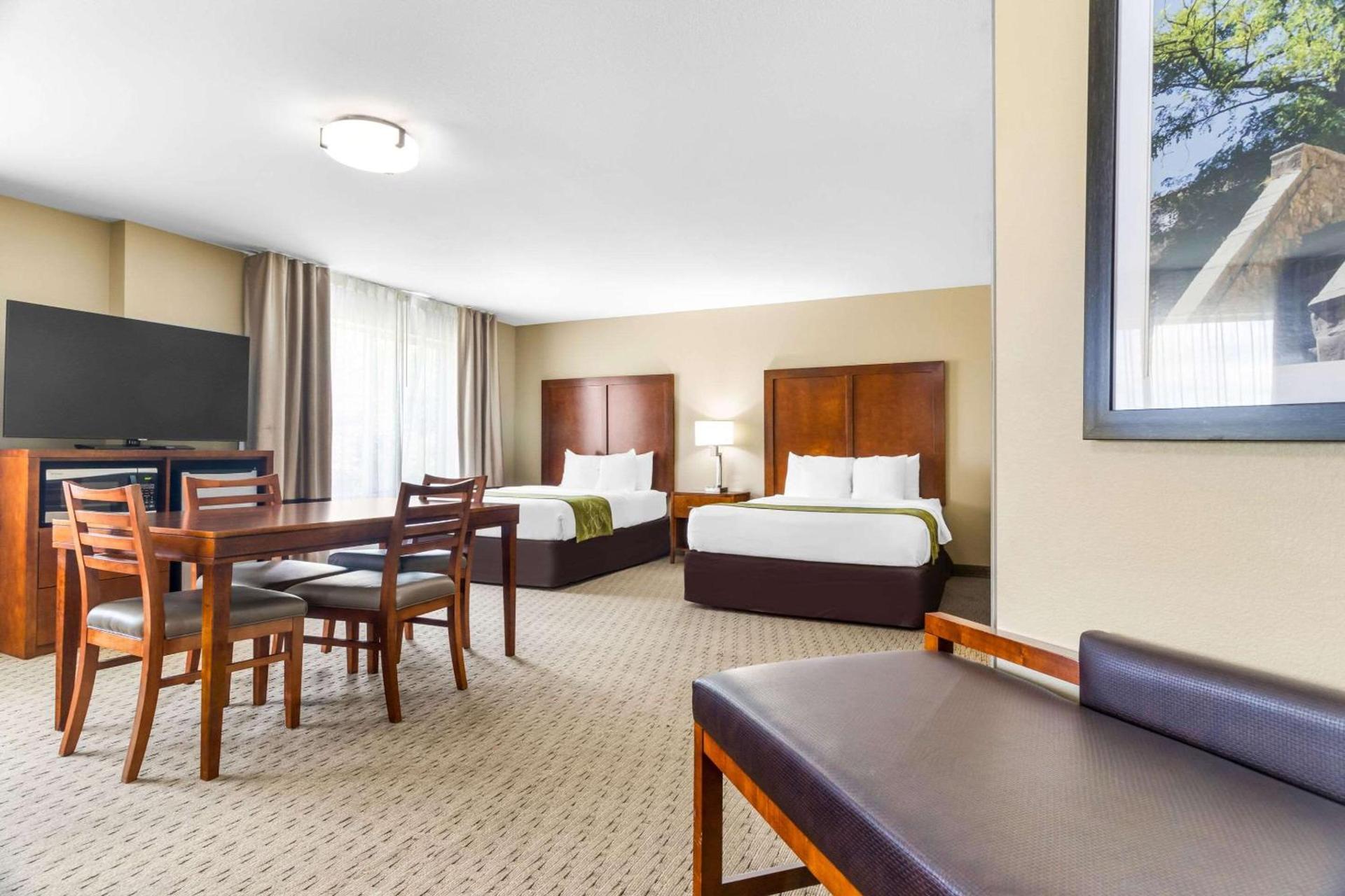 Comfort Suites photo 18