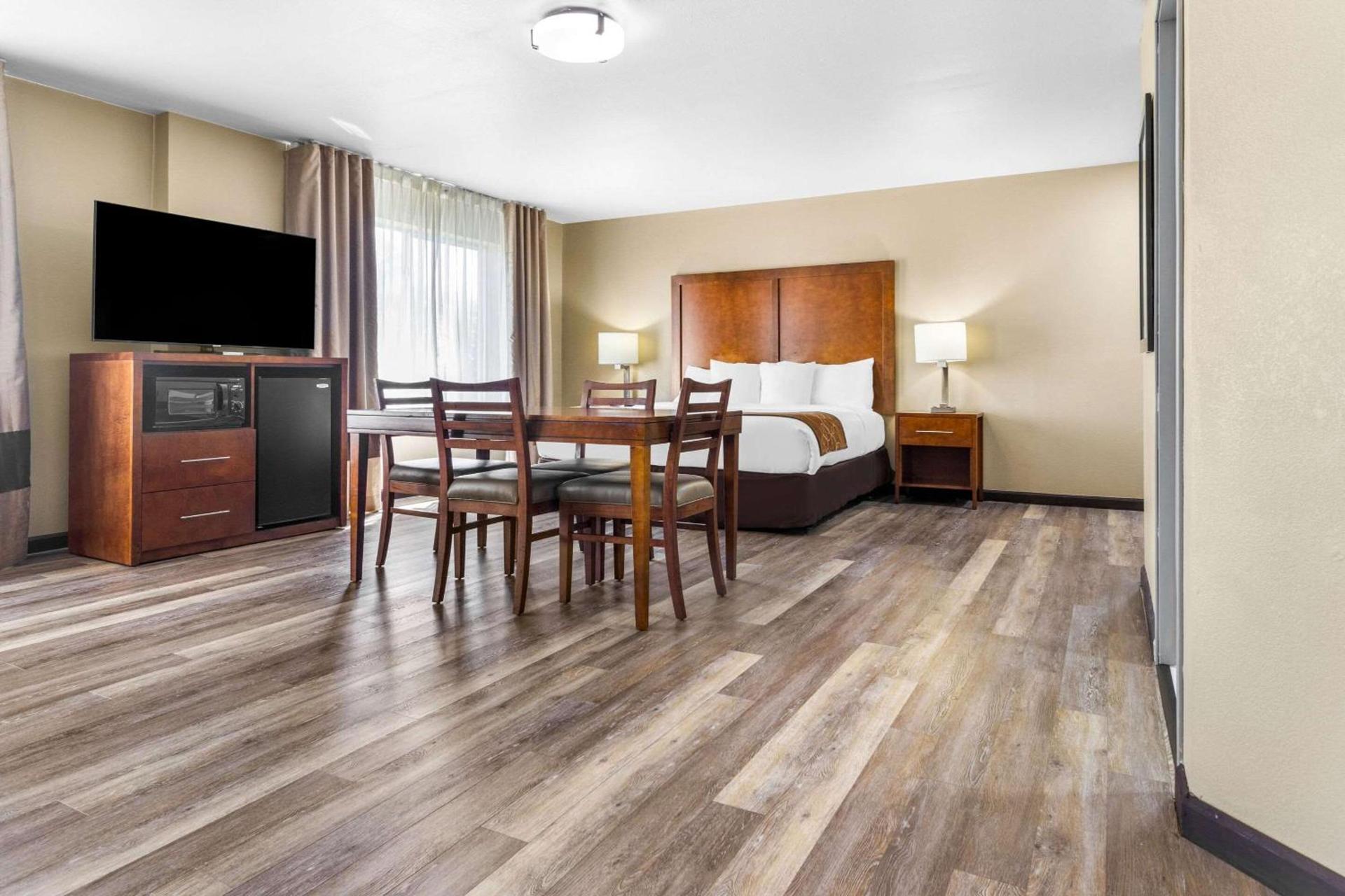 Comfort Suites photo 32