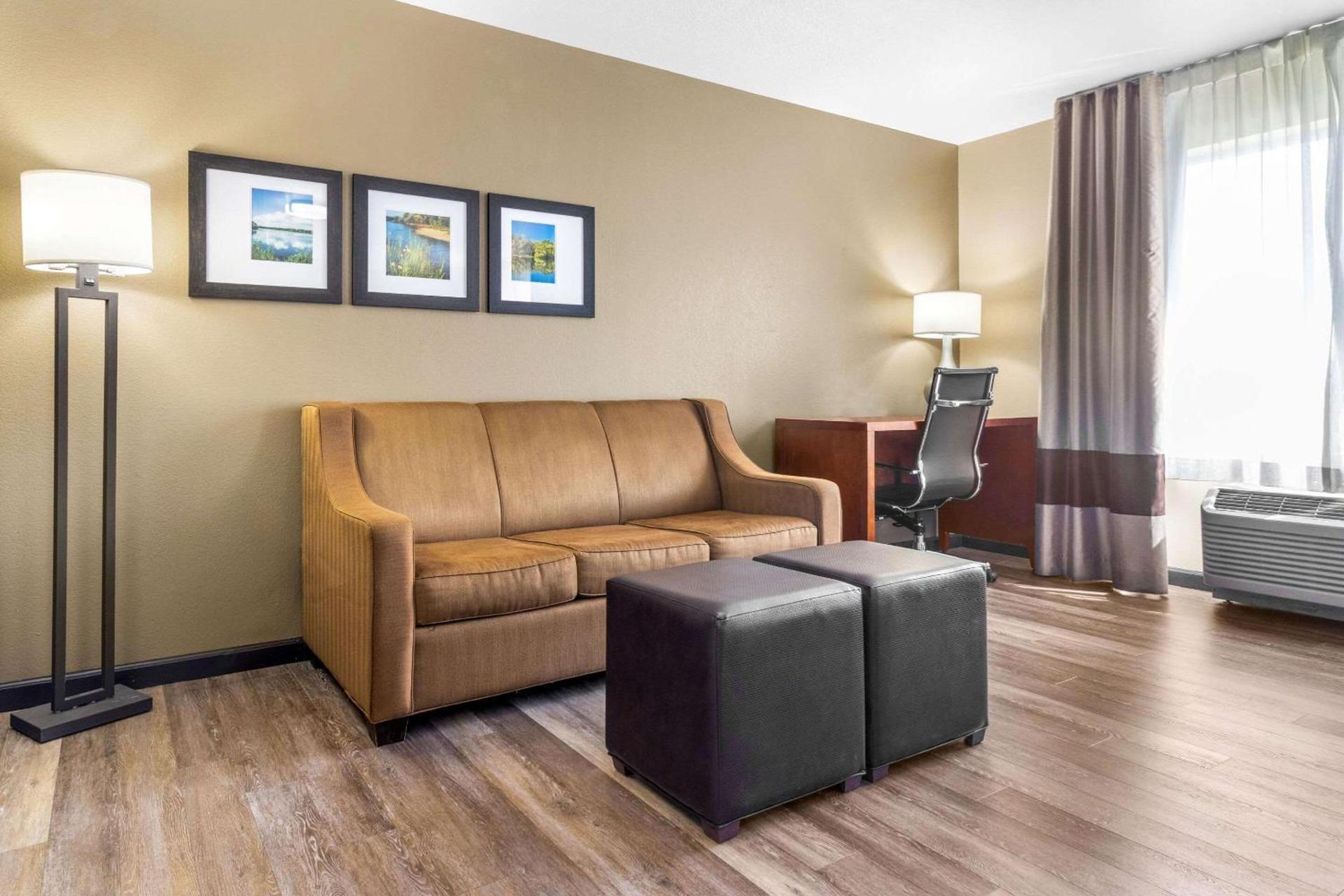Comfort Suites photo 33