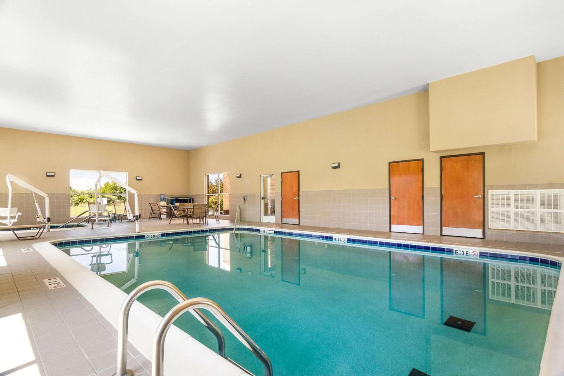 Comfort Suites photo 35