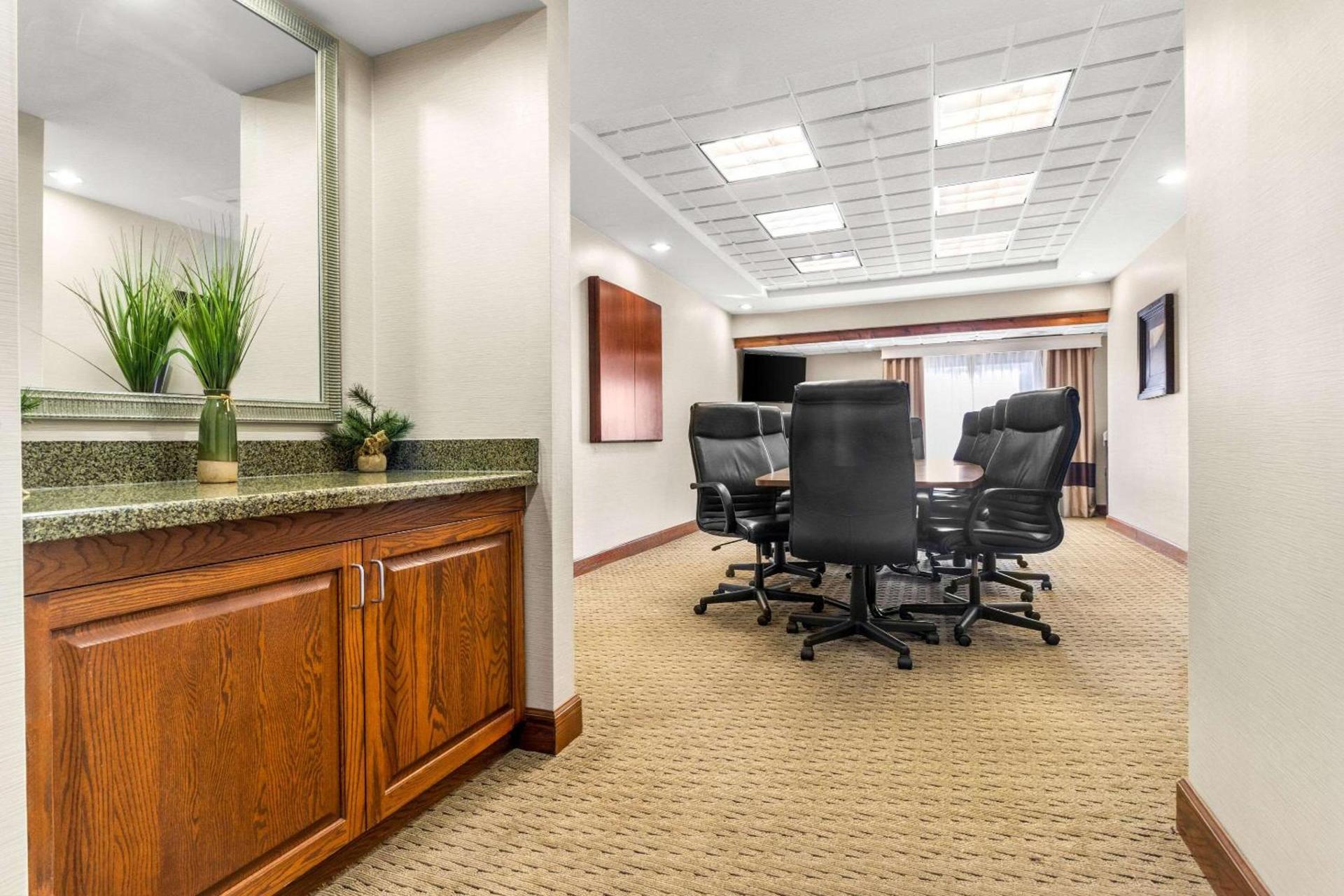 Comfort Suites photo 38