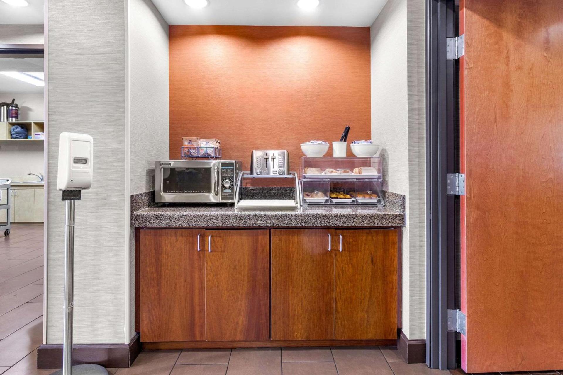 Comfort Suites photo 40