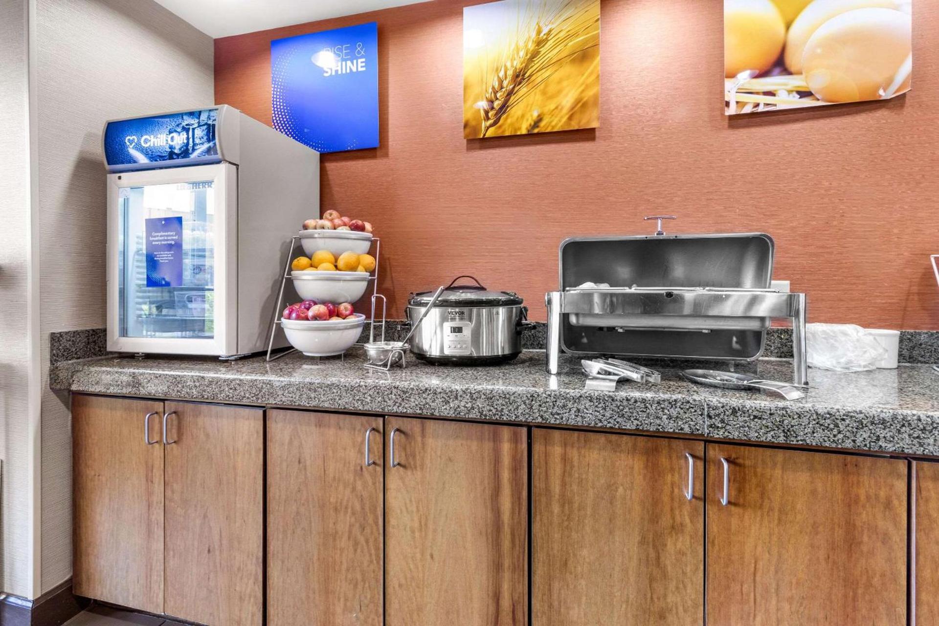 Comfort Suites photo 39