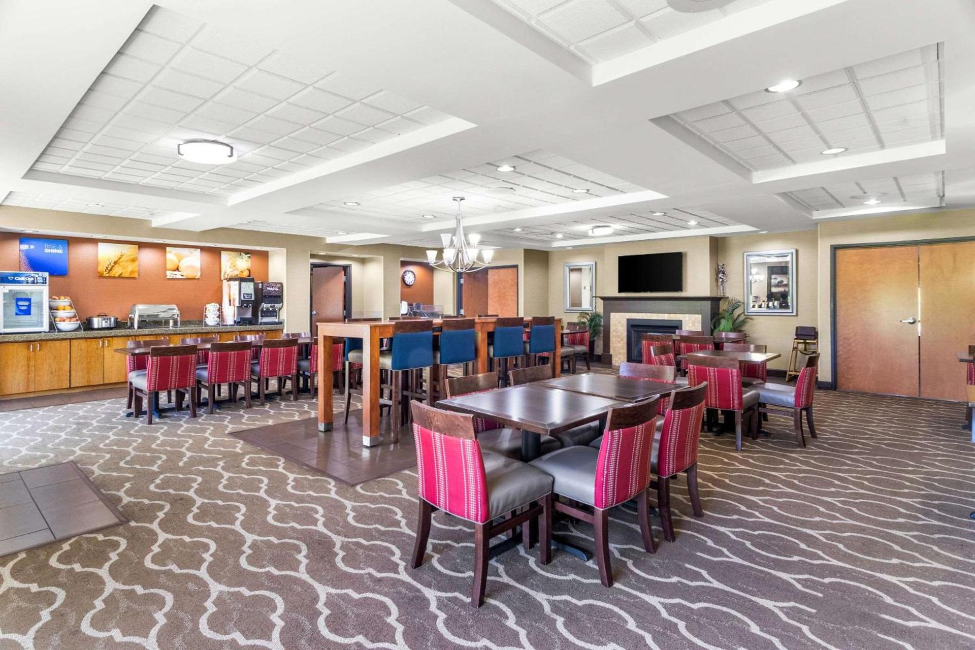 Comfort Suites photo 41