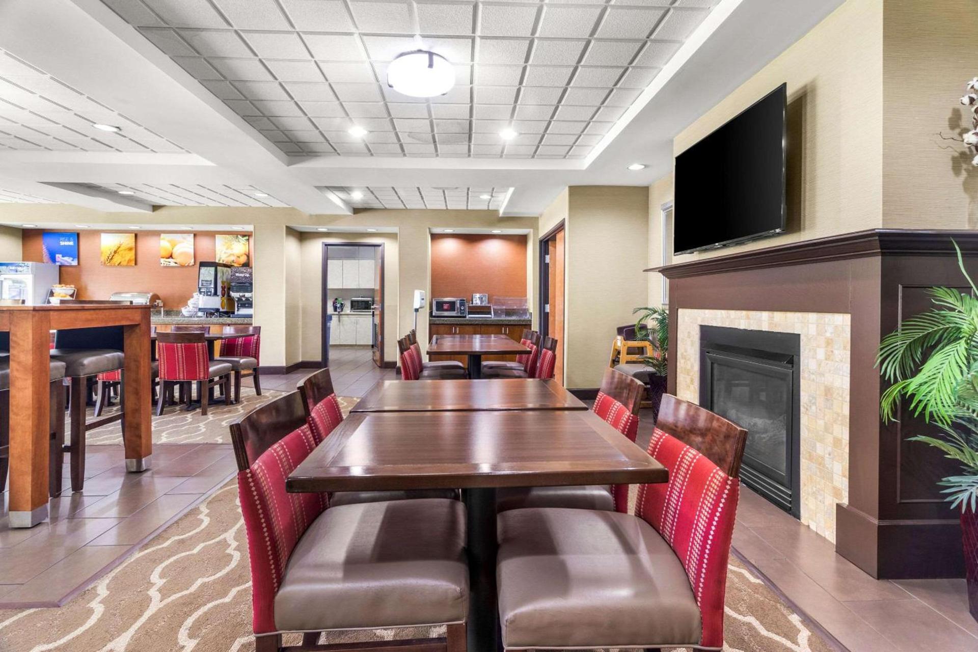 Comfort Suites photo 42