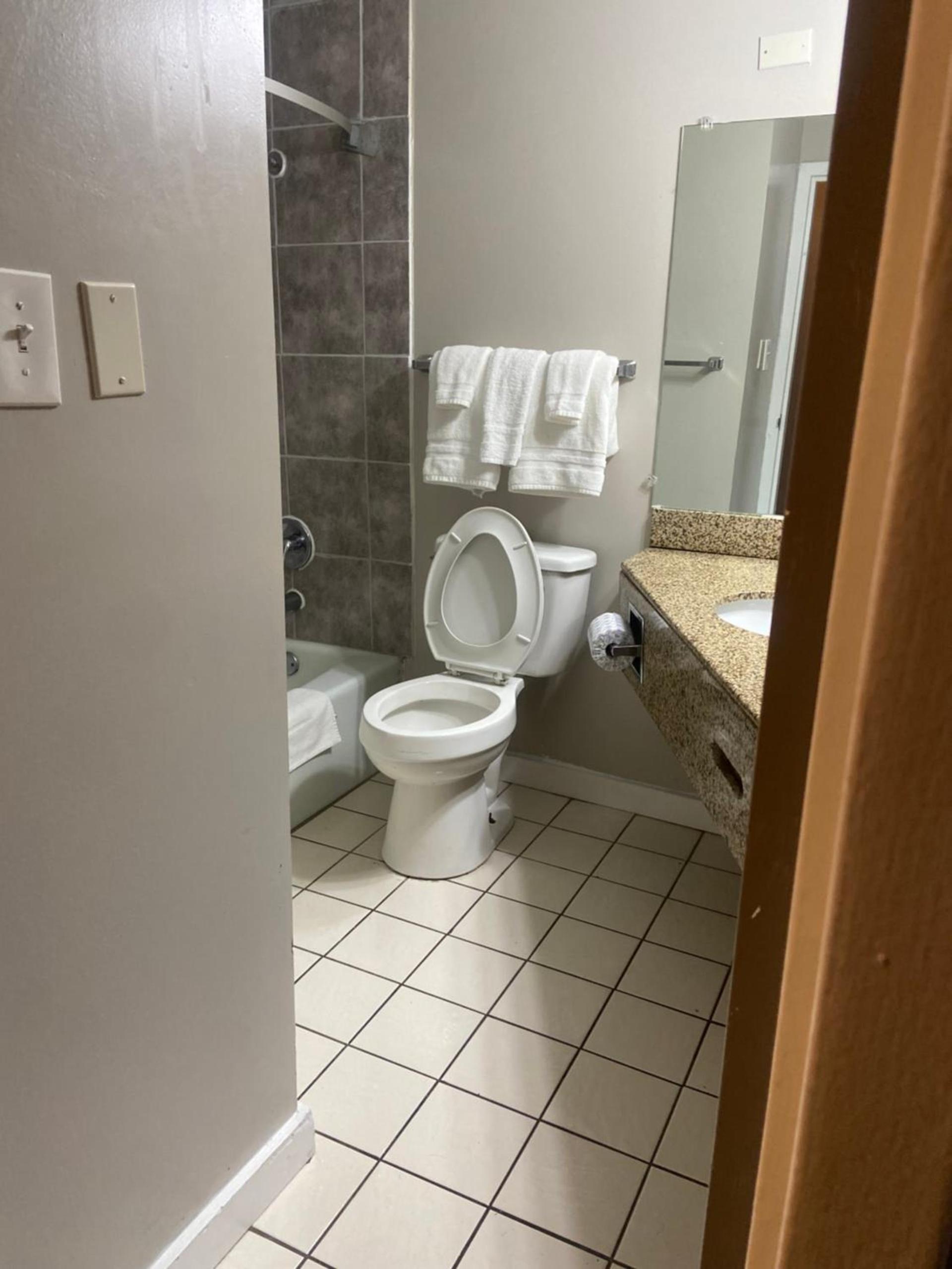 APM Inn & Suites photo 47