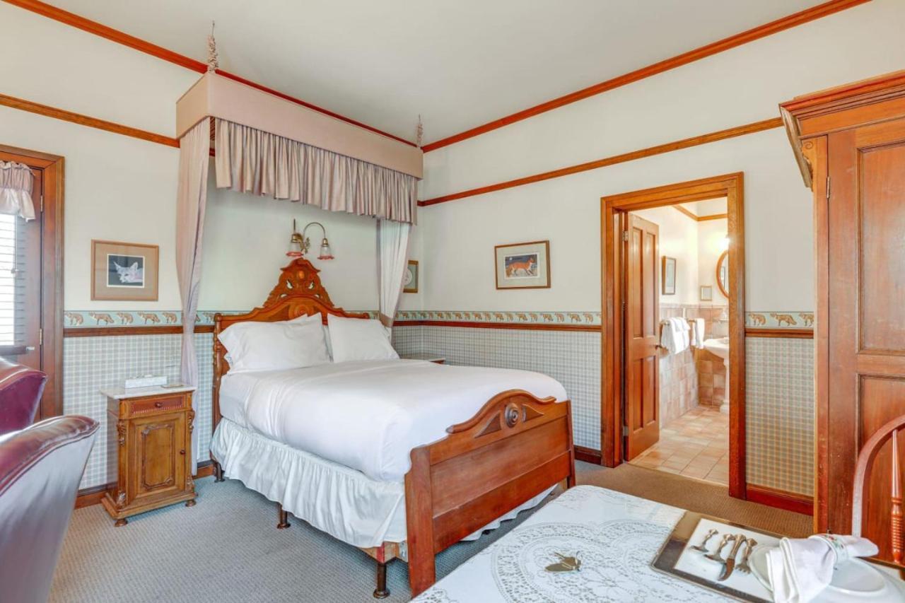 Romantic Victorian Getaway The Fox photo 5