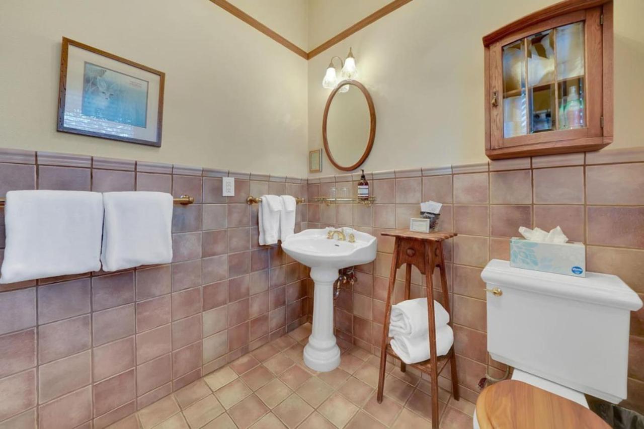 Romantic Victorian Getaway The Fox photo 11