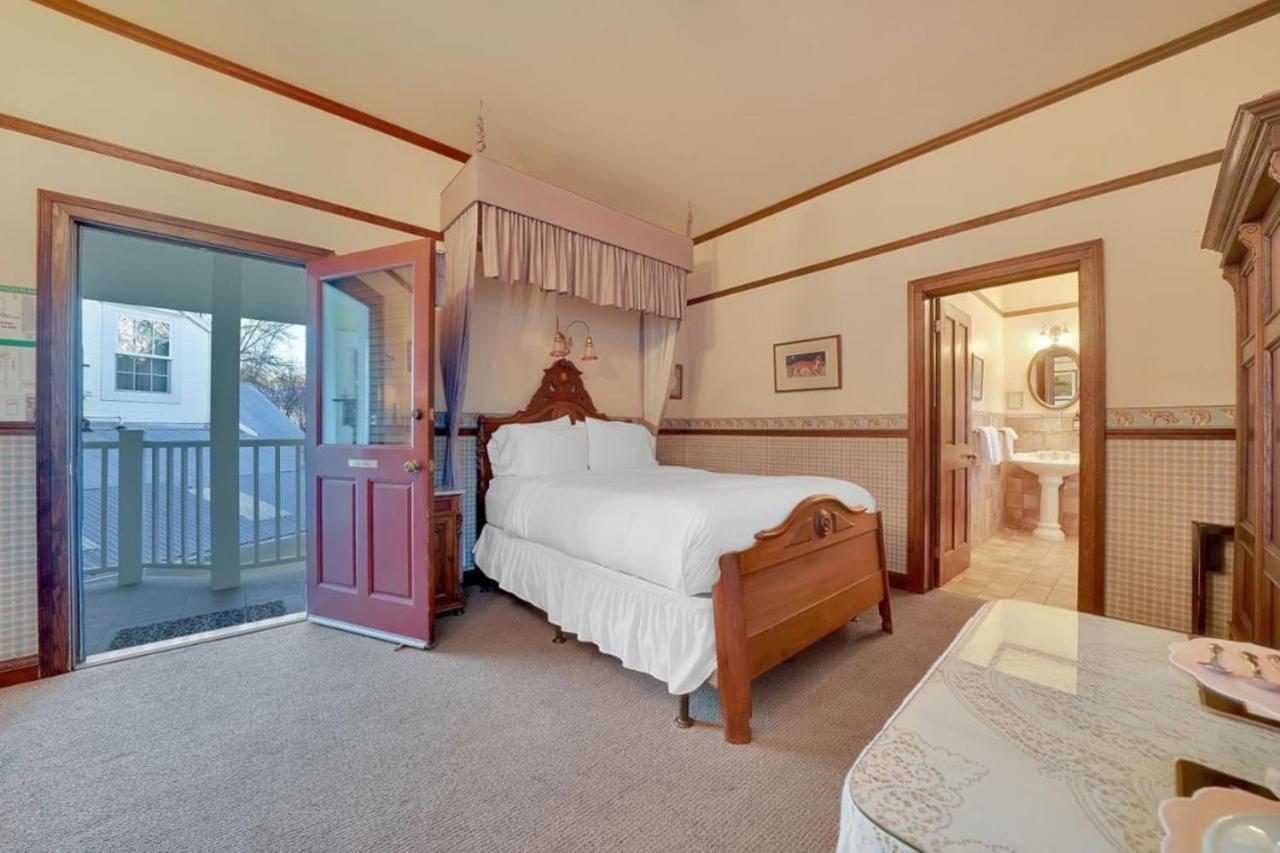 Romantic Victorian Getaway The Fox photo 10