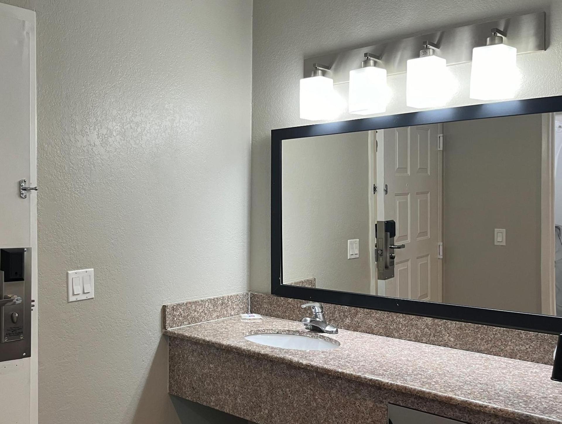 Studio 6 Suites Tucson, AZ Airport Kino Sports Complex photo 2