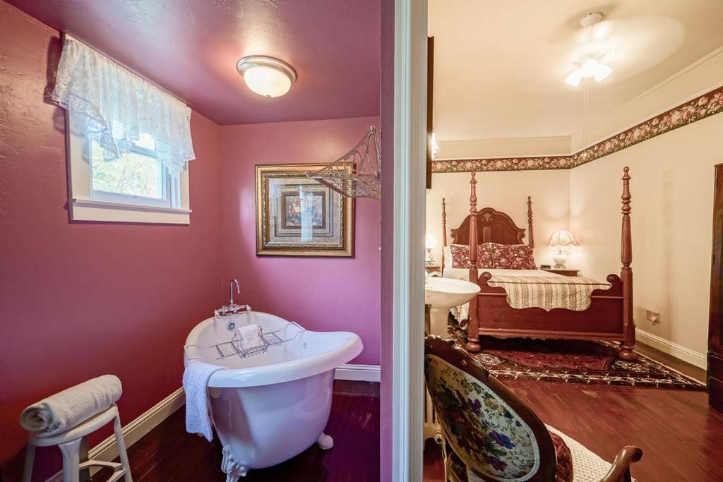 Weaverville Hotel photo 87
