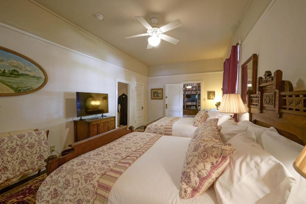 Weaverville Hotel photo 97
